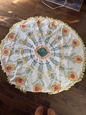 Gypsy 05 Round Floral Tassel Tapestry in White, Yellow, Green, Pink